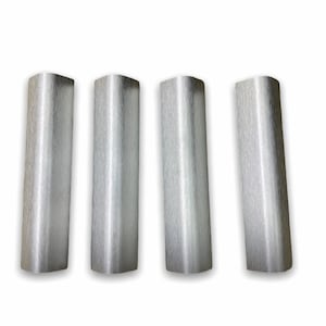 Op de afbeelding: Vier zilveren hoekbeschermers met een geborstelde afwerking.