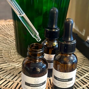 Peut inclure: Deux flacons en verre ambré avec des compte-gouttes et des étiquettes blanches. Les étiquettes indiquent "Wanderer Diffuser Oil Eucalyptus + Rosemary Essential Oil with Turquoise" et "Wanderer Diffuser Oil Eucalyptus + Rosemary Essential Oil with Turquoise".