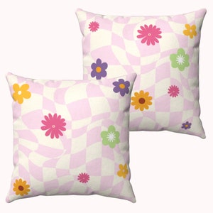 Groovy floral pink checkers - almohada de tiro / Cojín de gamuza sintética / Retro, Y2K, decoración pastel danesa / 60s, 70s, 90s inspirado, decoración indie
