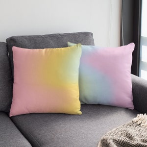 Delicada almohada de arco iris pastel / Cojín de ante falso / Retro, colores Y2K, pastel danés, sala de estar independiente / 60s, 70s, 90s inspired