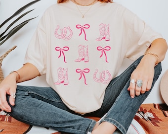 Cowgirl Komfort Farben T-Shirt | Rosa Schleifen Stiefel Western Tee