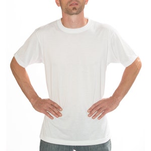 Pode incluir: Uma camiseta branca de gola redonda e mangas curtas. A camiseta é feita de um tecido macio e confortável.