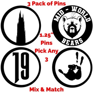 Puede incluir: Un conjunto de tres pines de 3,175 cm de diámetro. Los pines presentan diseños en blanco y negro. Un pin presenta un edificio alto y delgado, otro pin presenta un oso con el texto "MID-WORLD BEARS", y el tercer pin presenta el número "19".
