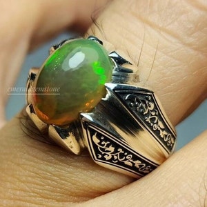 Anello da uomo Art Déco in argento sterling con opale nero naturale, effetto fuoco multicolore verde.