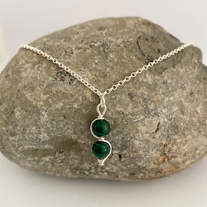 Collier malachite, collier malachite en argent, collier à pendentif vert, collier minimaliste, cadeau d&#39;anniversaire, bijoux pour la Saint-Patrick.