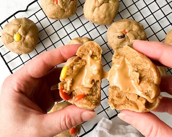The Christine: Galletas Reese’s Pieces rellenas de mantequilla de maní Mt. Penau. Disponibles en opciones regular, proteica y sin gluten.