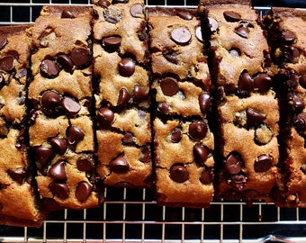 Pan de calabaza casero con chispas de chocolate, postre navideño
