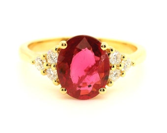 Anillo de rubí natural en oro amarillo de 19 k con detalles de diamantes