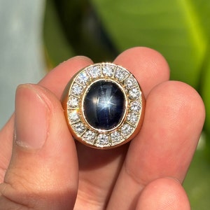 Anillo de oro de 19,5 quilates con zafiro estrella azul oscuro natural vintage rodeado de diamantes naturales