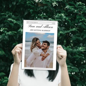 Könnte beinhalten: Eine Hochzeitsanzeige im Stil einer Zeitung mit einem Foto eines Paares. Die Überschrift lautet "Sam und Allison heiraten!"