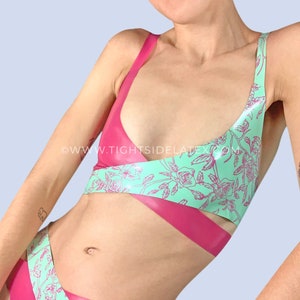 Lateksowy biustonosz typu bralette z kwiatowym wzorem