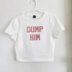Camiseta recortada DUMP HIM, inspirada en y2k