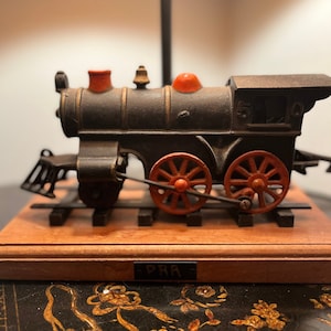 Jahrgang, c. Anfang 1900, Wilkins, Gusseisen, Zug, Tischlampe mit alter Weltkarte, Pergaminschirm