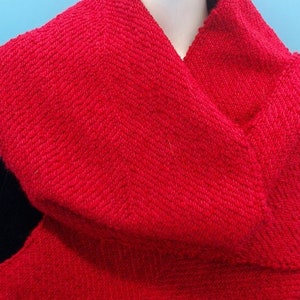 Ein weicher, flauschiger, eleganter roter Chenille-Wrap mit roten geflochtenen Fransen.