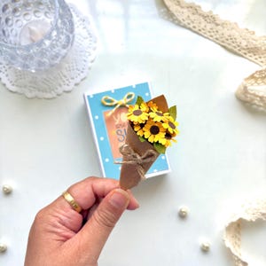 Bouquet miniature de tournesols en papier dans une boîte d'allumettes, Vous êtes mon rayon de soleil, cadeau Saint-Valentin/anniversaire pour elle, jeton d'amour, cadeau pour partenaire