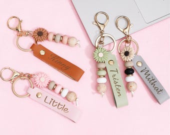 Personalised keyring, daisy beaded keyring, faux leather keyring, flower girl gift, teacher gift, birthday gift, beaded keyring