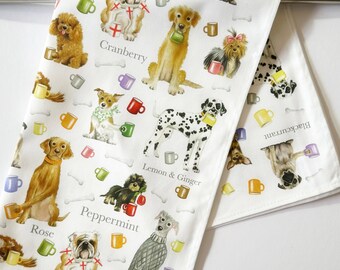 Può includere: Asciugamano da cucina bianco con un motivo colorato di cani che tengono tazze. I cani sono in varie pose e razze, tra cui un bulldog, un dalmata, un barboncino e un terrier. Il testo "Cranberry", "Lemon & Ginger", "Peppermint", "Rose" e "Blackcurrant" è stampato sull'asciugamano.