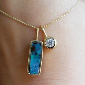 Australischer Opal Anhänger in 585er Gold gefasst | Echte australische Opal Halskette | Gold-Feueropal