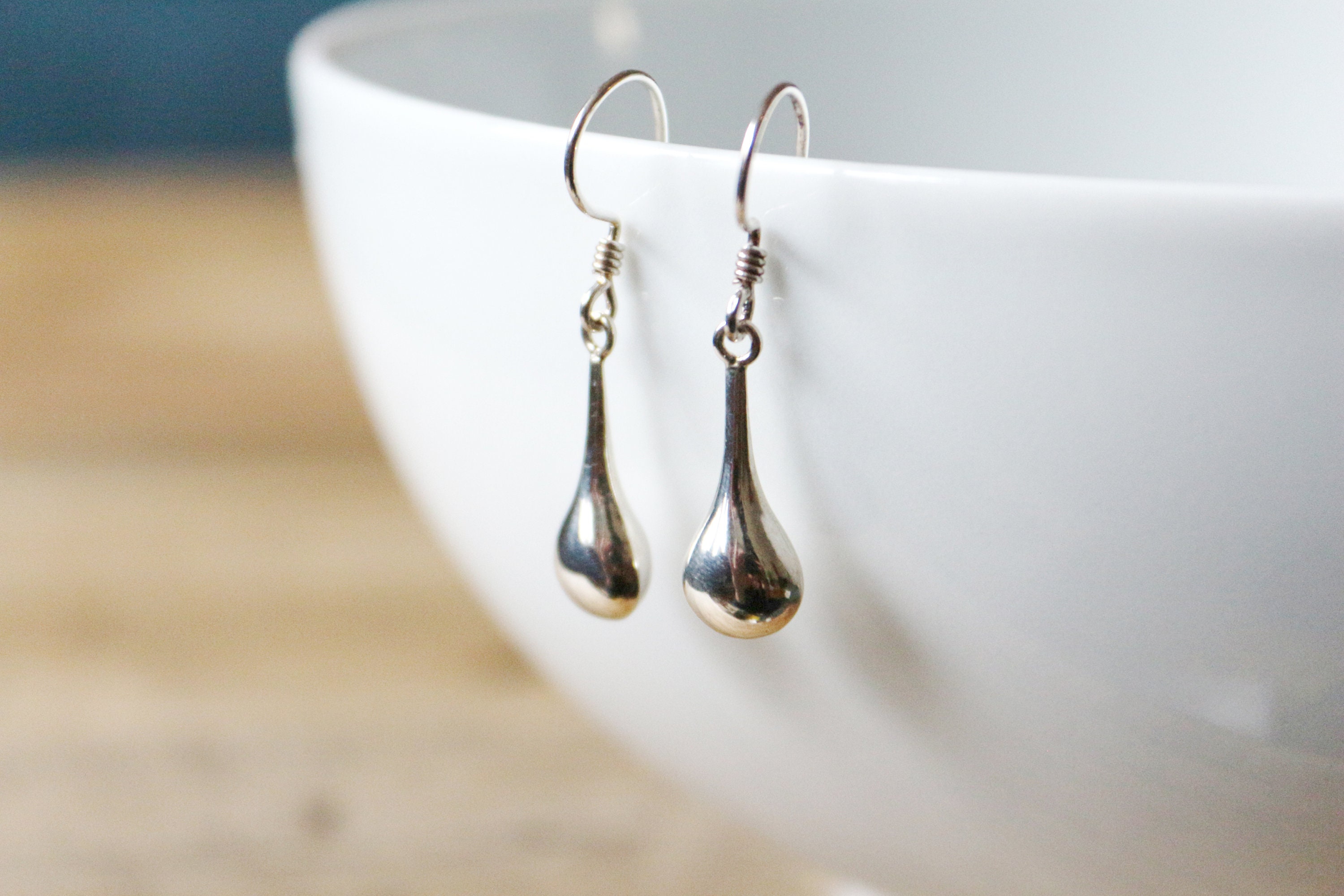 軽量ダングルイヤリング シンプルなイヤリング シルバーティアドロップピアス 女性用　並行輸入品 ティアドロップ イヤリング シルバーの通販