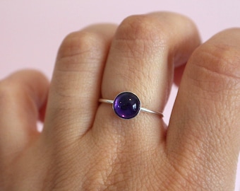 Anello con cabochon di ametista in argento sterling