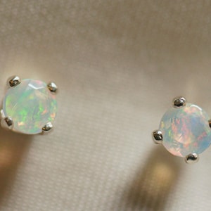Clous d'oreilles en opale | Boucles d'oreilles opale de feu | Opale véritable | Véritable clou d'opale | Petite boucle d'oreille en opale | Opale jaune d'Éthiopie | Clou d'opale argentée