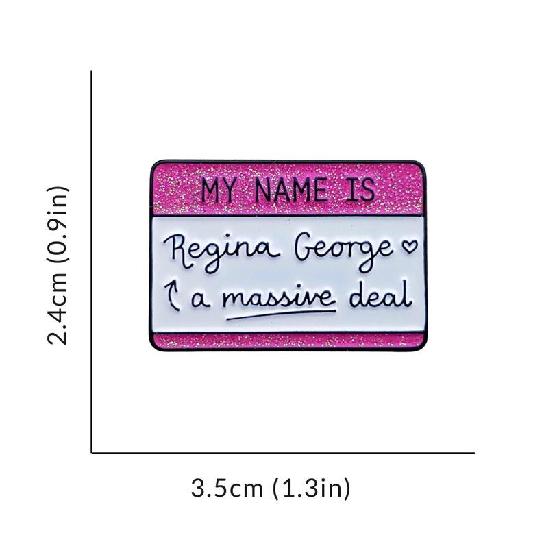 K&ouml;nnte beinhalten: Rosa emaillierte Anstecknadel mit Glitzer, geformt wie ein Namensschild. Der Text lautet "MY NAME IS Regina George (a massive deal".