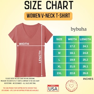 Op de afbeelding: Een maattabel voor een V-hals t-shirt met een oudroze t-shirt en witte pijlen voor breedte- en lengtematen. Een tabel toont de maten S tot 2XL met afmetingen in inches. De tekst bevat bybuha en Made in USA.