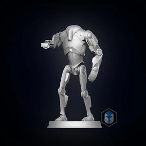 Puede incluir: Una figura de robot humanoide articulada de color gris, con un arma en su mano derecha. El robot está de pie sobre una base circular.