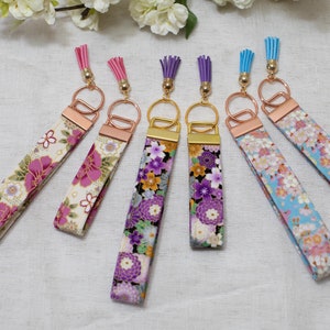 Llavero asiático oriental hecho a mano con borla (pulsera o tamaño mini)