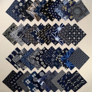 Może przedstawiać: Kolekcja 48 niebieskich i białych kwadratów z tkaniny z wzorami inspirowanymi japońską sztuką. Kwadraty są ułożone w cztery rzędy po 12 kwadratów w każdym. Wzory obejmują wzory geometryczne, motywy kwiatowe i tradycyjne japońskie znaki.
