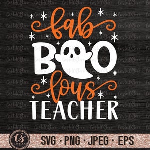Könnte beinhalten: Orangefarbener und weißer Text auf schwarzem Hintergrund lautet "fab BOO lous TEACHER" mit einer Geistergrafik in der Mitte. Der Text ist in einer handschriftlichen Schrift.