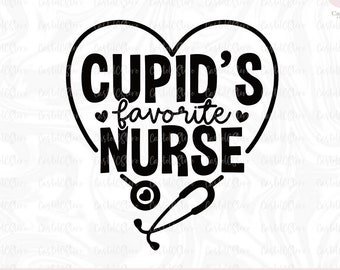 Pode incluir: Design gráfico em preto e branco de um coração com o texto "CUPID'S favorite NURSE" dentro. Um estetoscópio está abaixo do coração.