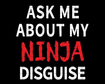 Puede incluir: Texto blanco sobre fondo negro que dice "Ask me about my ninja disguise". La palabra "ninja" está en rojo con un aspecto desgastado, pintado a mano.