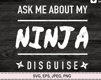 Puede incluir: Texto blanco sobre un fondo de madera negro que dice "Ask me about my ninja disguise". Dos estrellas blancas de ninja están a cada lado del texto "disguise". El texto "SVG, EPS, JPEG, PNG" está debajo del texto principal. El texto "Designed by CastleC" está debajo del texto del tipo de archivo.