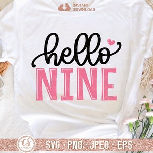 Puede incluir: Camiseta blanca con texto negro que dice "hello nine" con un coraz&oacute;n rosa. La palabra "nine" est&aacute; en rosa con un contorno blanco.
