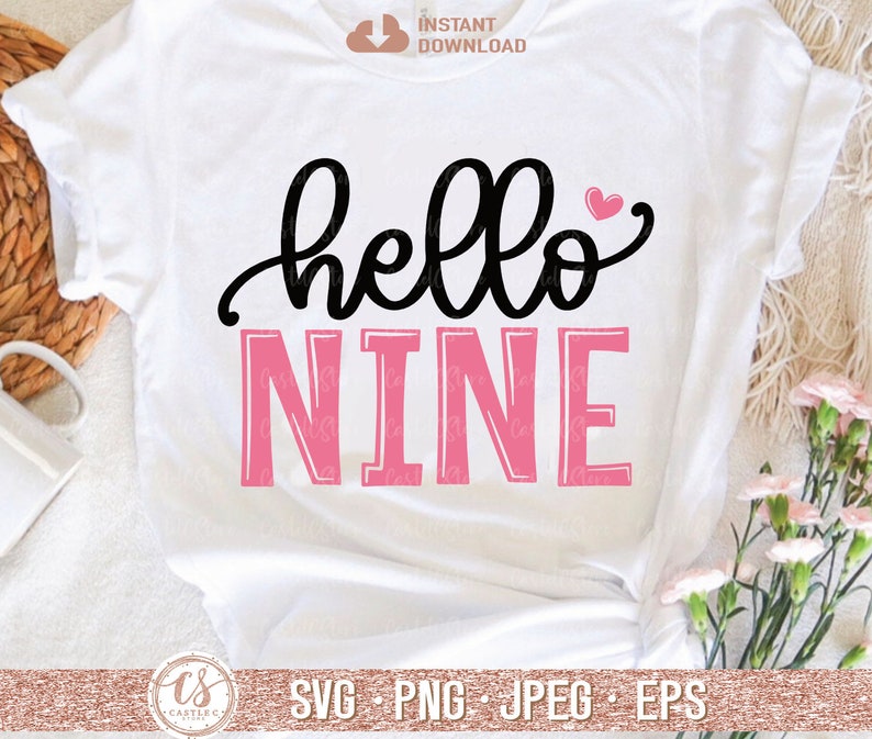 Puede incluir: Camiseta blanca con texto negro que dice "hello nine" con un coraz&oacute;n rosa. La palabra "nine" est&aacute; en rosa con un contorno blanco.