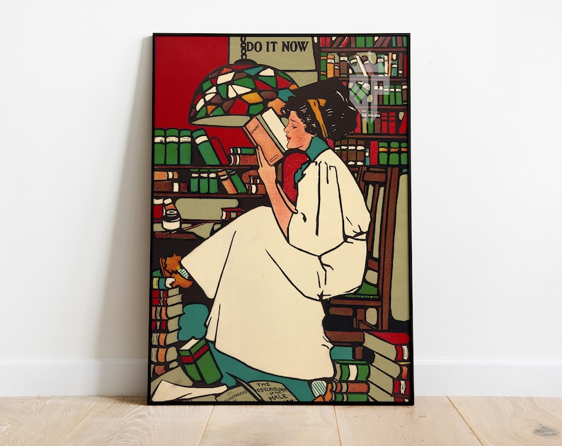 Puede incluir: Un p&oacute;ster vintage con una mujer sentada en una biblioteca, leyendo un libro. El p&oacute;ster est&aacute; en un esquema de color rojo, verde y negro y presenta el texto "DO IT NOW".