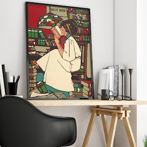 Puede incluir: Un p&oacute;ster vintage enmarcado con una mujer sentada sobre una pila de libros. El p&oacute;ster est&aacute; colocado contra una pared blanca y presenta el texto "Do It Now".