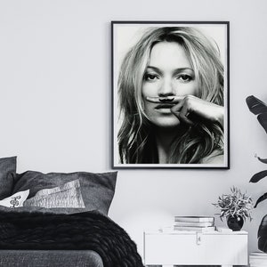 Poster Mural Kate Moss Avec Moustache - Impression Artistique Noir & Blanc - 30x45 Cm - Déco Moderne