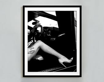 Impresión de tacones altos en un automóvil, póster de moda de lujo, blanco y negro, póster feminista, arte de pared maximalista, decoración de dormitorio de niñas, descarga digital