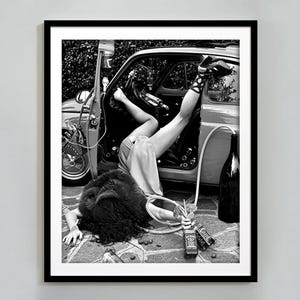 Kobieta Pijąca Whisky W Klasycznym Samochodzie Wydruk, Czarno-Biały, Bar Cart Wall Art, Zabawny Plakat Barowy, Y2k Hypebeast Room Decor, Pobieranie Cyfrowe