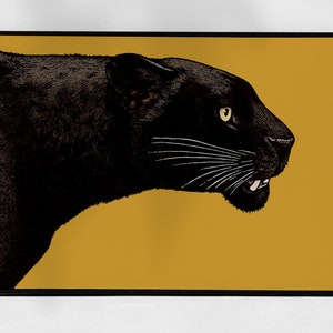 K&ouml;nnte beinhalten: Ein schwarzer Panther vor gelbem Hintergrund. Der Panther blickt nach rechts und hat den Mund leicht ge&ouml;ffnet. Die Augen des Panthers sind sichtbar und haben eine hellgelbe Farbe.