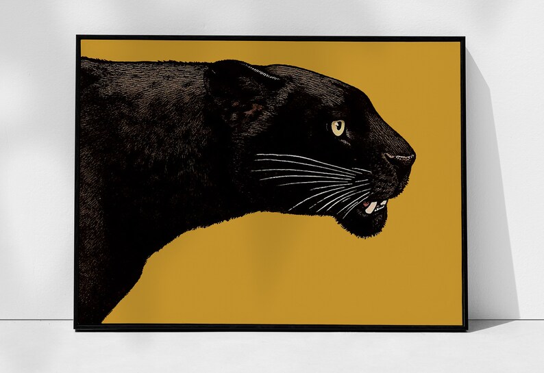 K&ouml;nnte beinhalten: Ein schwarzer Panther vor gelbem Hintergrund. Der Panther blickt nach rechts und hat den Mund leicht ge&ouml;ffnet. Die Augen des Panthers sind sichtbar und haben eine hellgelbe Farbe.