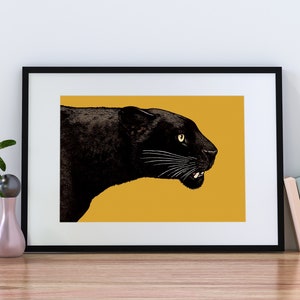 K&ouml;nnte beinhalten: Der Kopf und die Schultern eines schwarzen Panthers sind im Profil vor einem gelben Hintergrund zu sehen. Der Panther blickt nach rechts, mit leicht ge&ouml;ffnetem Maul und sichtbaren Z&auml;hnen.