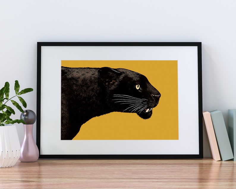 K&ouml;nnte beinhalten: Der Kopf und die Schultern eines schwarzen Panthers sind im Profil vor einem gelben Hintergrund zu sehen. Der Panther blickt nach rechts, mit leicht ge&ouml;ffnetem Maul und sichtbaren Z&auml;hnen.