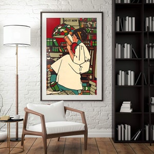 Puede incluir: Un p&oacute;ster vintage con una mujer leyendo un libro en una biblioteca. El p&oacute;ster est&aacute; enmarcado y tiene el texto "DO IT NOW" en la parte superior. La mujer lleva un vestido blanco y tiene el pelo oscuro. La biblioteca est&aacute; llena de estanter&iacute;as y una l&aacute;mpara de cristal de colores.