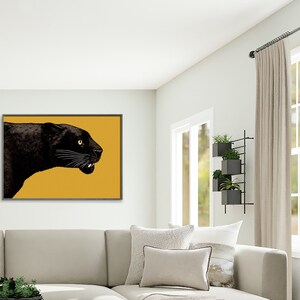 K&ouml;nnte beinhalten: Ein schwarzer Panther mit gelben Augen ist im Profil vor einem gelben Hintergrund zu sehen. Der Panther blickt nach rechts aus dem Bild.