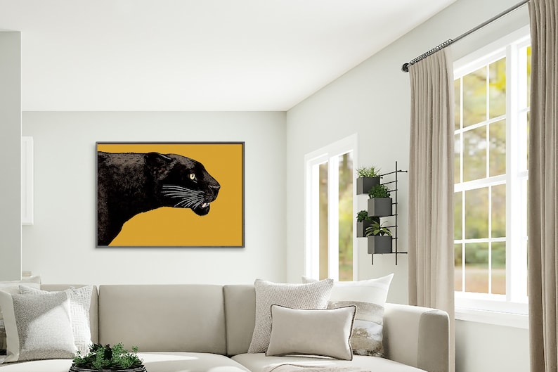 K&ouml;nnte beinhalten: Ein schwarzer Panther mit gelben Augen ist im Profil vor einem gelben Hintergrund zu sehen. Der Panther blickt nach rechts aus dem Bild.