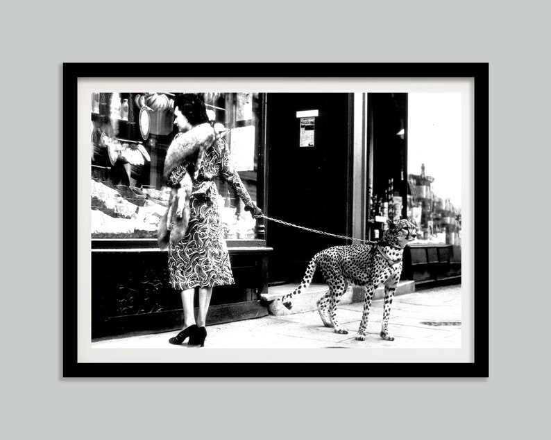 リード付きのヒョウのプリント、オールドマネーポスター、白黒、ヴィンテージ写真、高級ファッションウォールアート、Y2Kルームデコレーション、デジタルダウンロード