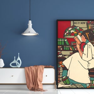 Puede incluir: Un p&oacute;ster enmarcado con una mujer leyendo un libro en un entorno de biblioteca. El p&oacute;ster tiene un fondo rojo con una pantalla de l&aacute;mpara de vidrio coloreado y el texto "DO IT NOW".